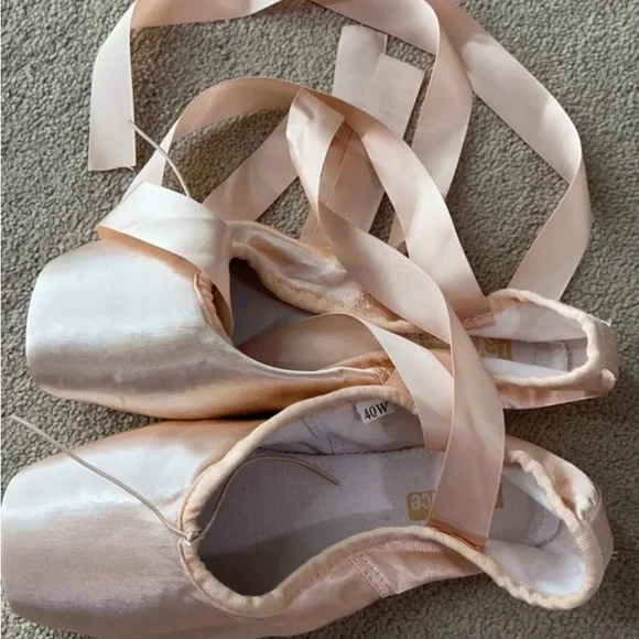 Ballet Pointe Shoes - Picture 4 of 7